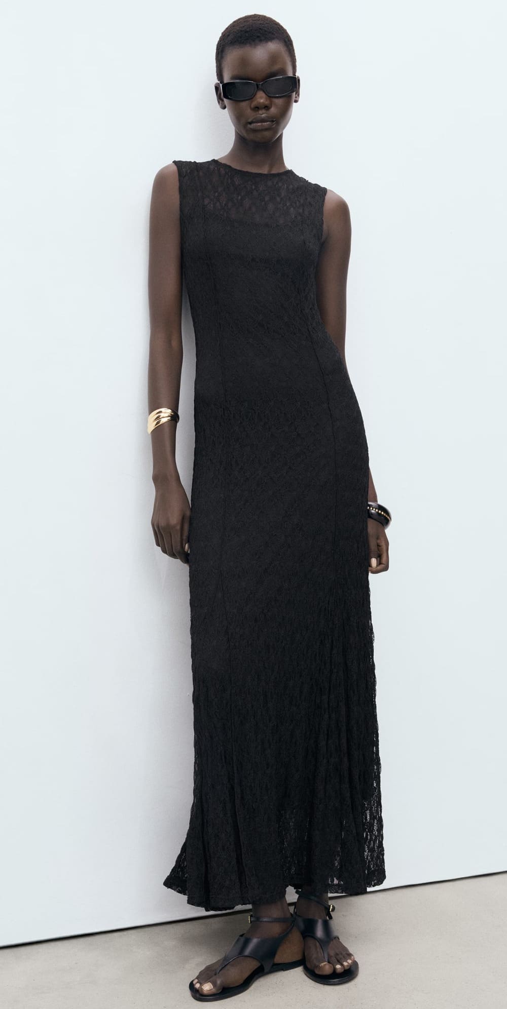 El nuevo vestido largo de encaje en color negro de Mango