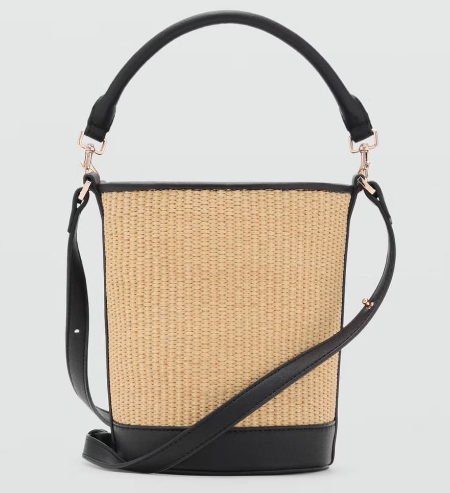 El bolso bucket de rafia pequeño con negro de Mango