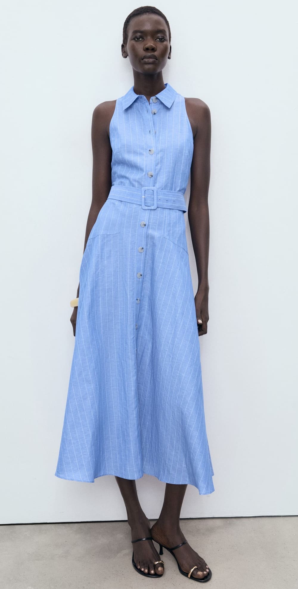 El nuevo vestido camisero con mezcla de lino y rayas en color azul de Mango