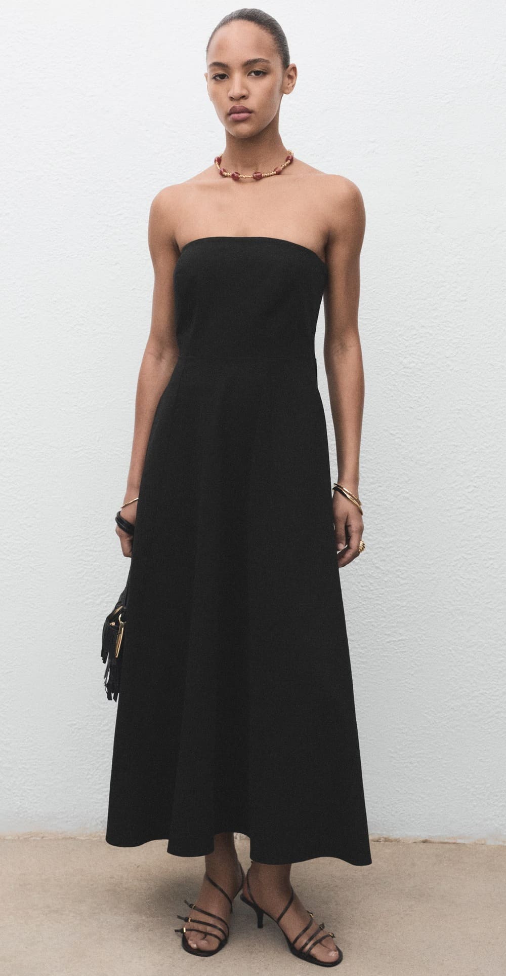 El nuevo vestido largo palabra de honor en color negro de Mango