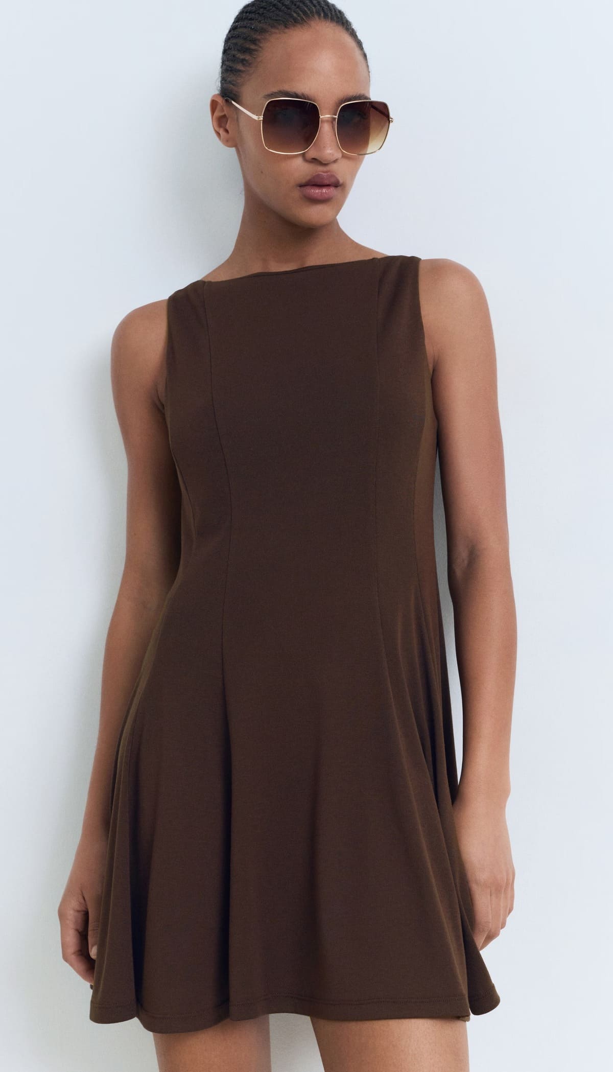El nuevo vestido corto evasé en color marrón chocolate de Mango