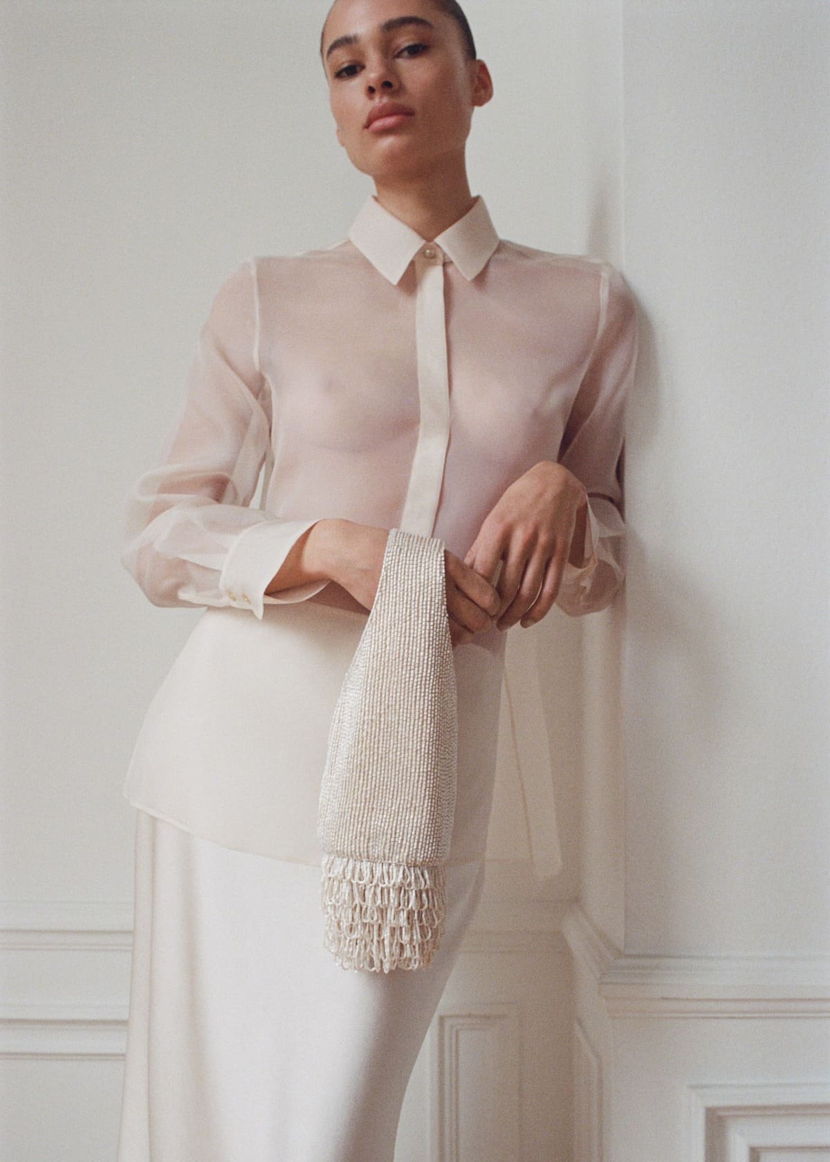 El bolso de mano bordado con pedrería de Mango