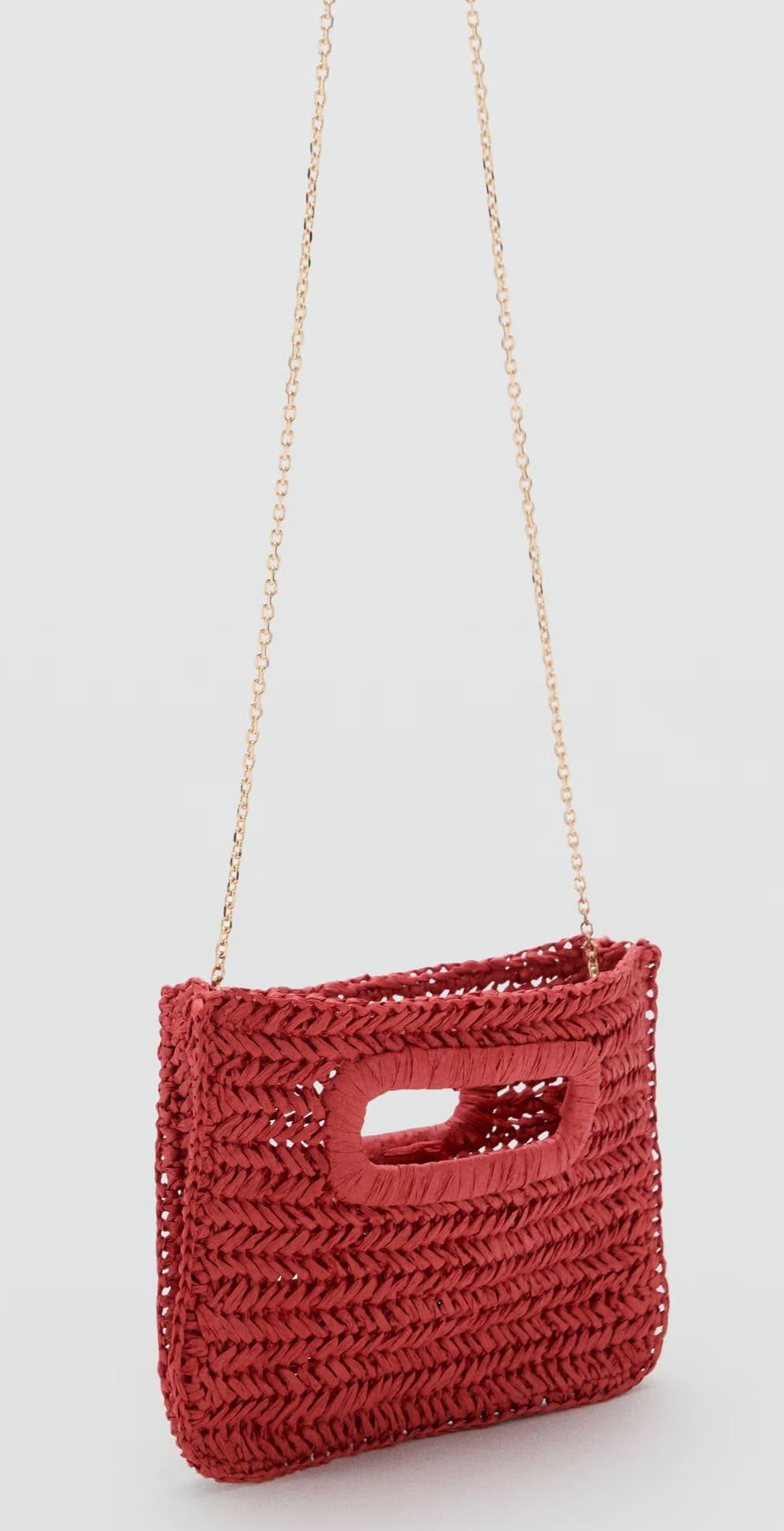 El bolso tipo sobre de fibra natural en color rojo de Mango