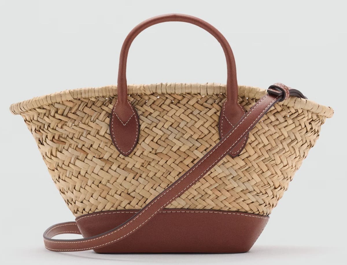 El bolso capazo pequeño de fibra natural y color cuero de Mango