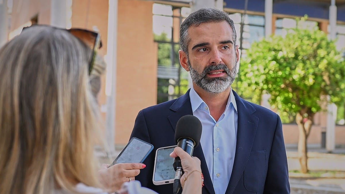 El consejero Ramón Fernández-Pacheco atiende a los medios | Salvador López Medina