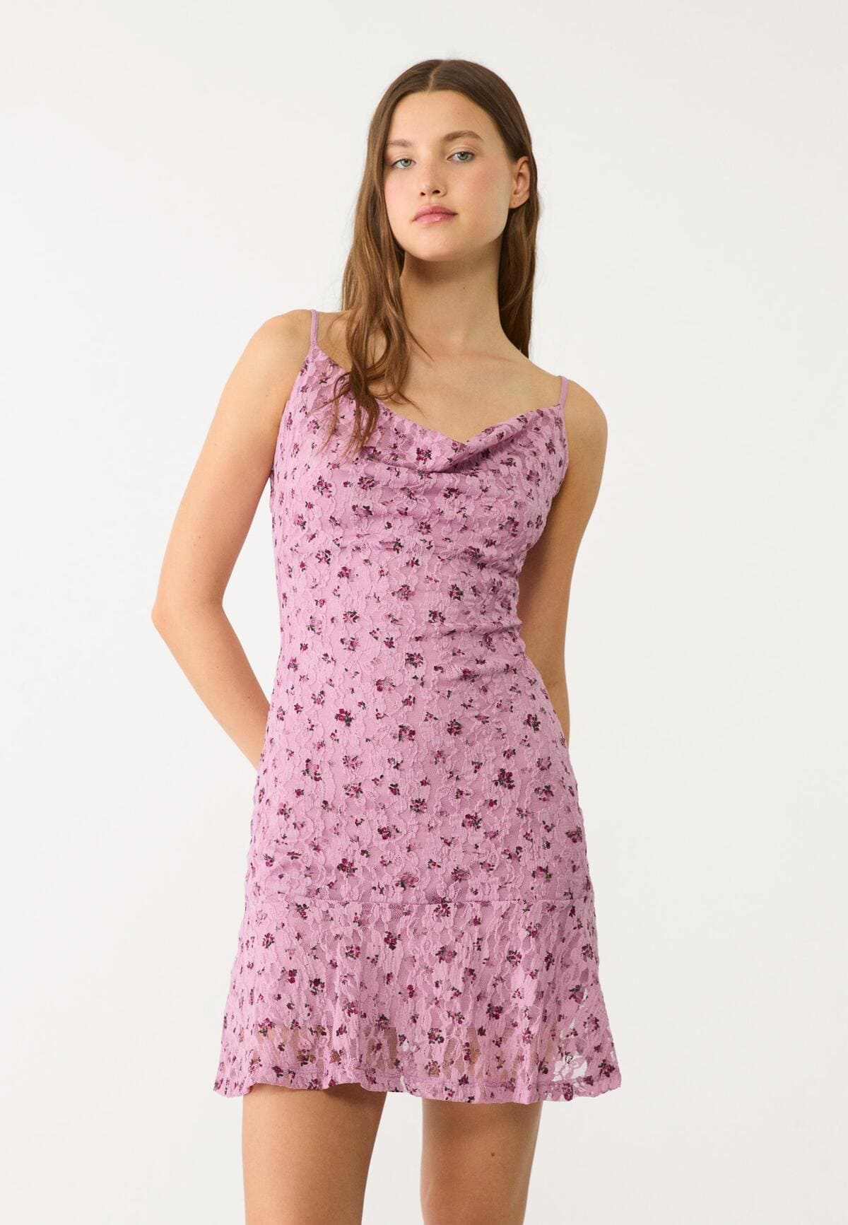 Vestido corto de tirantes y encaje, Stradivarius