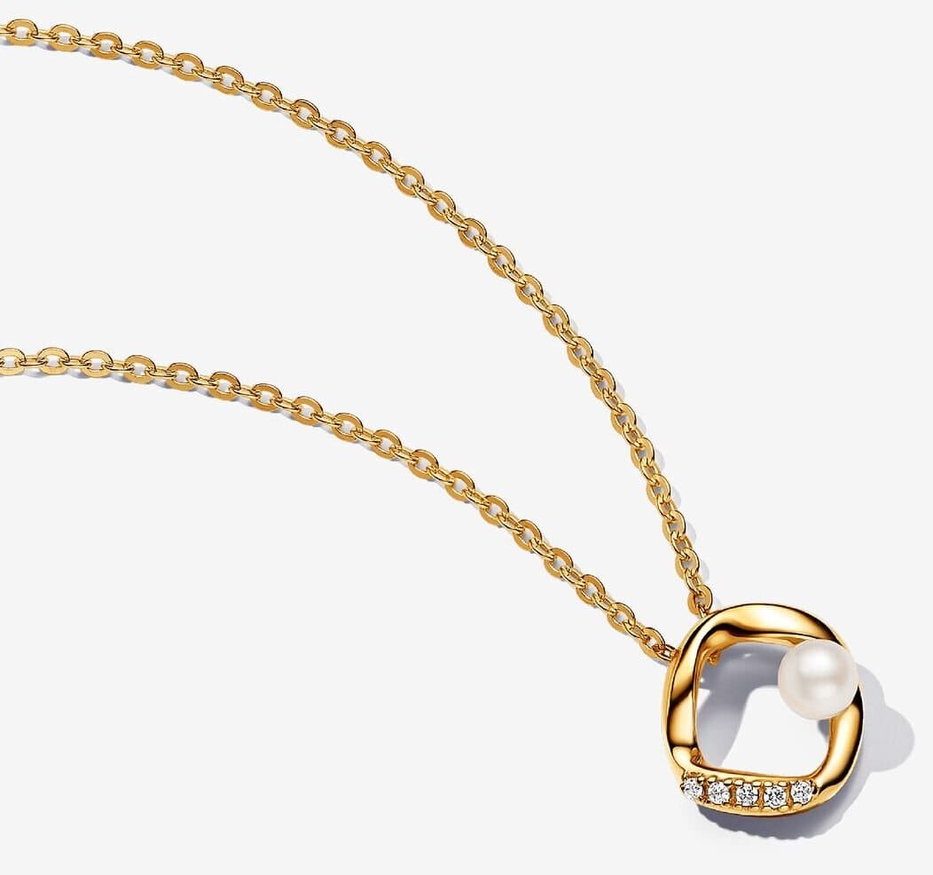 El nuevo collar Círculo Forma Orgánica en Pavé y Perla de oro de Pandora
