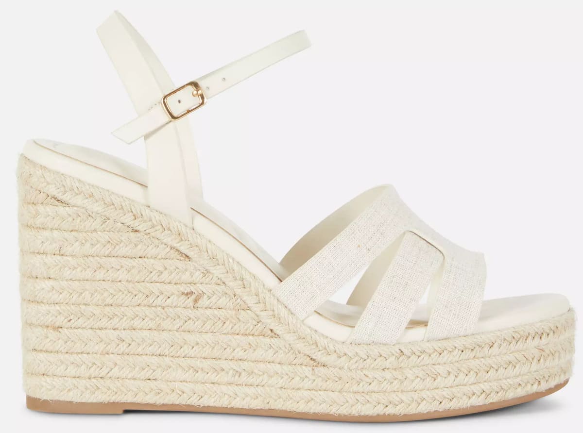 Las sandalias de cuña con tiras cruzadas en color crudo de Primark