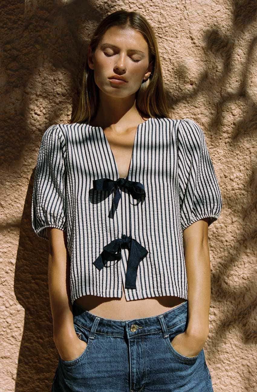 Blusa lazos con lino de Zara