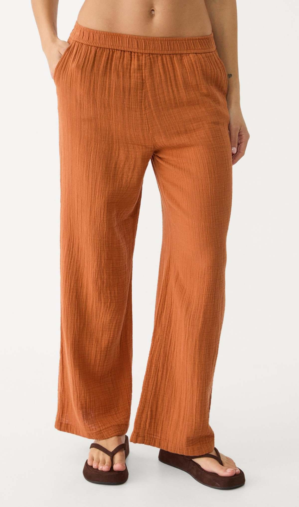 Pantalón fluido cintura elástica de Stradivarius