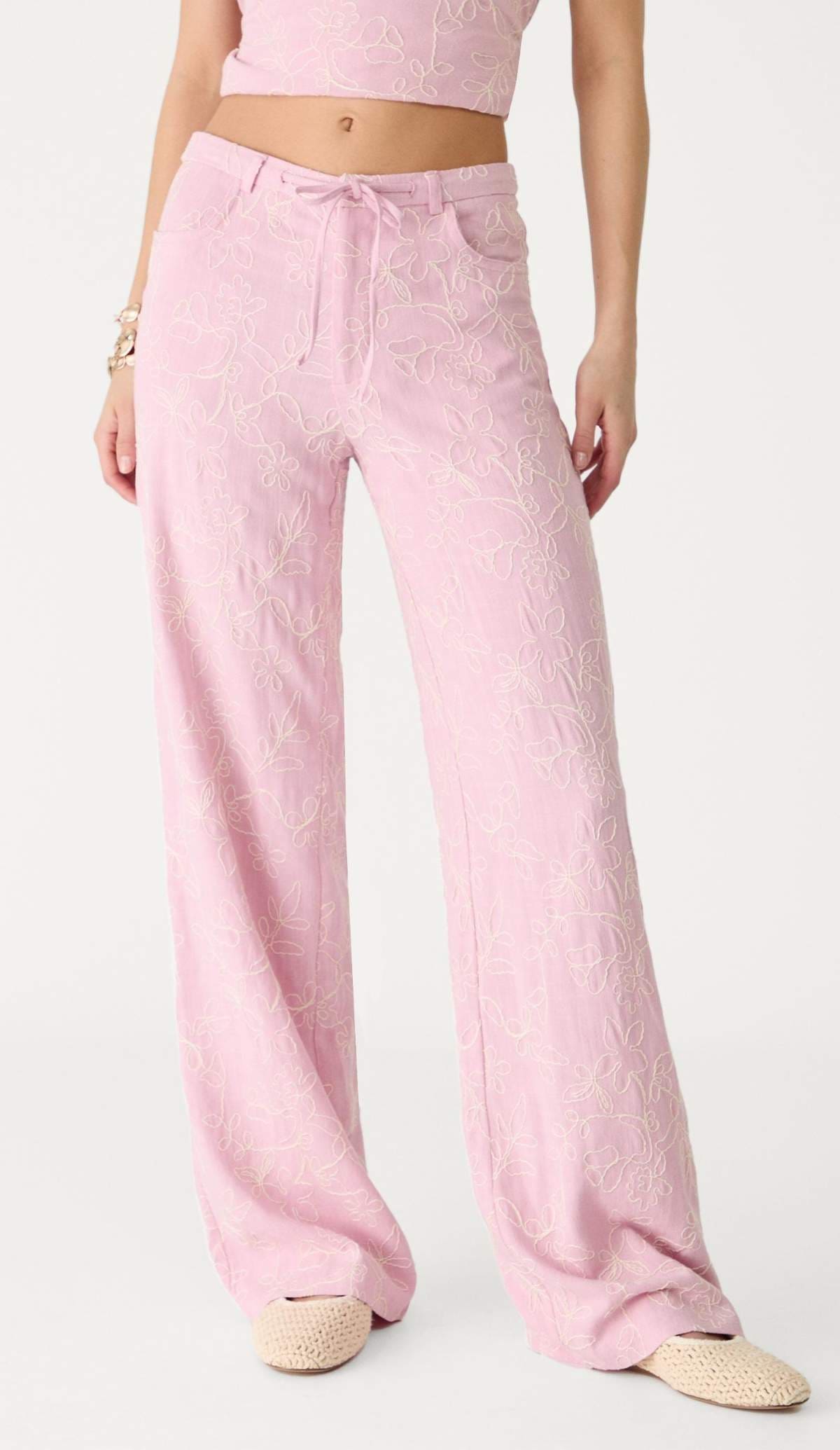 Pantalón straight bordados con lino de Stradivarius