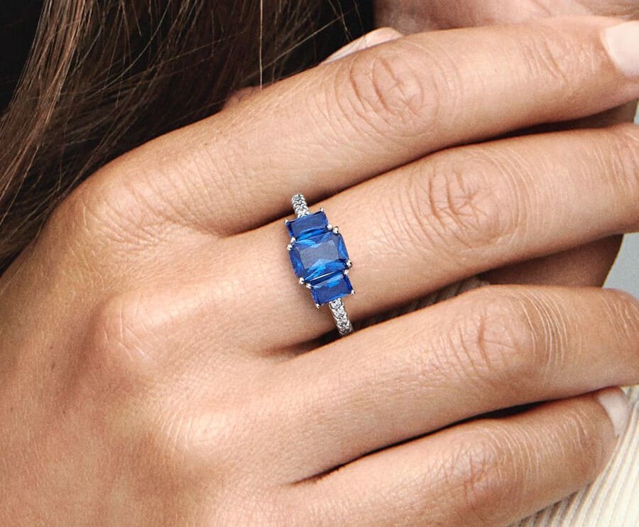 Anillo Brillante Tres Gemas Azules Rectangulares de Pandora