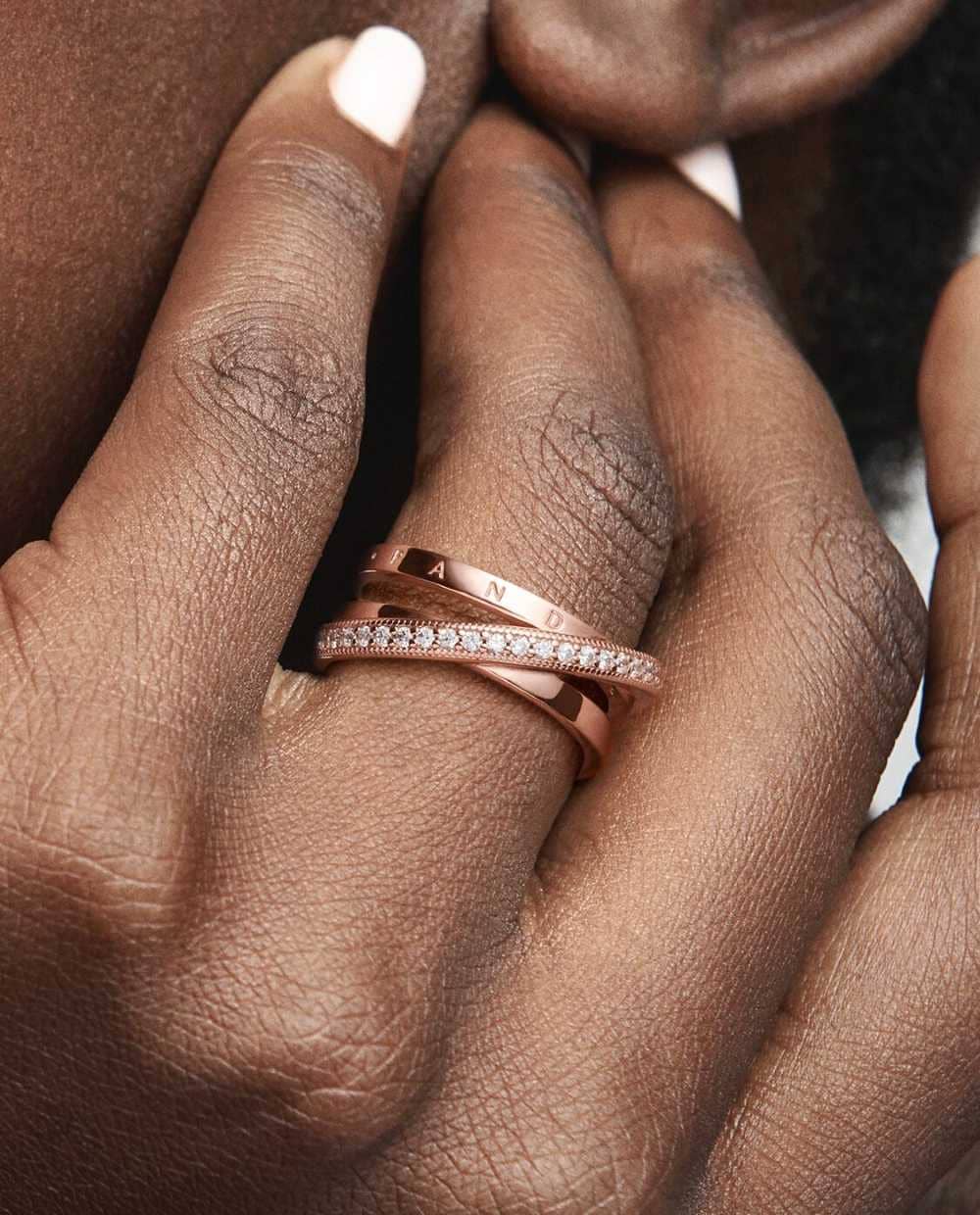 Anillo Cruzado Triple Alianza en Pavé de Pandora