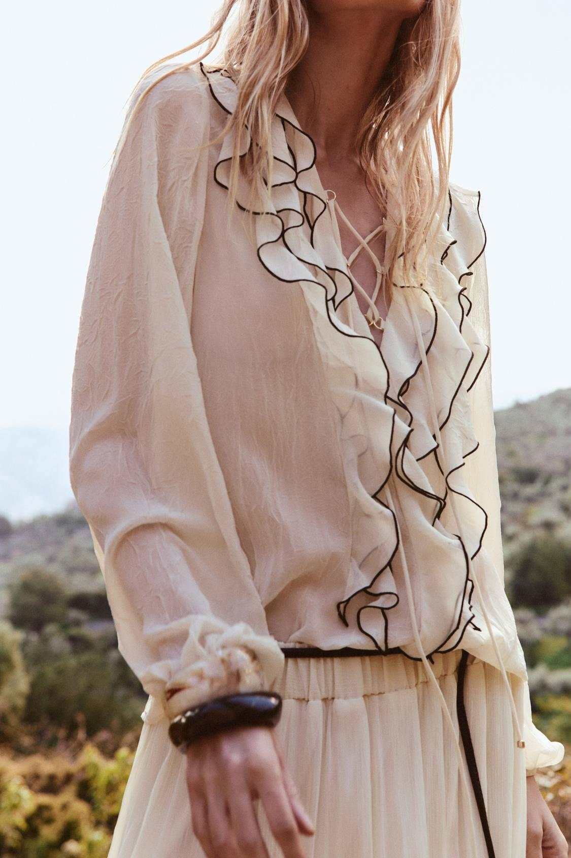 Blusa semitransparente volantes de Zara