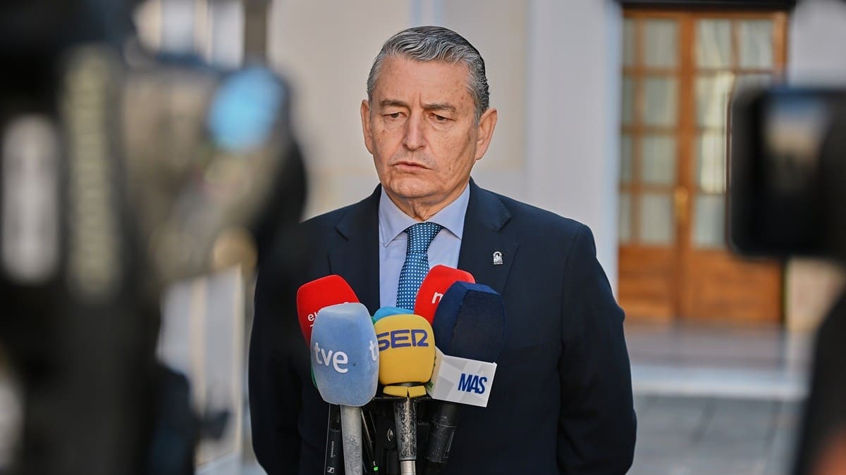 El mandatario andaluz, durante su atención a los medios | Salvador López Medina