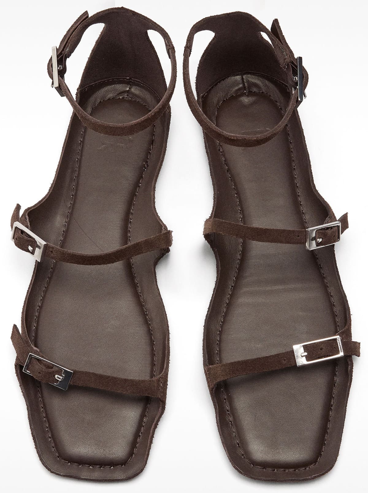 Las sandalias de piel planas con hebillas en color marrón de Parfois