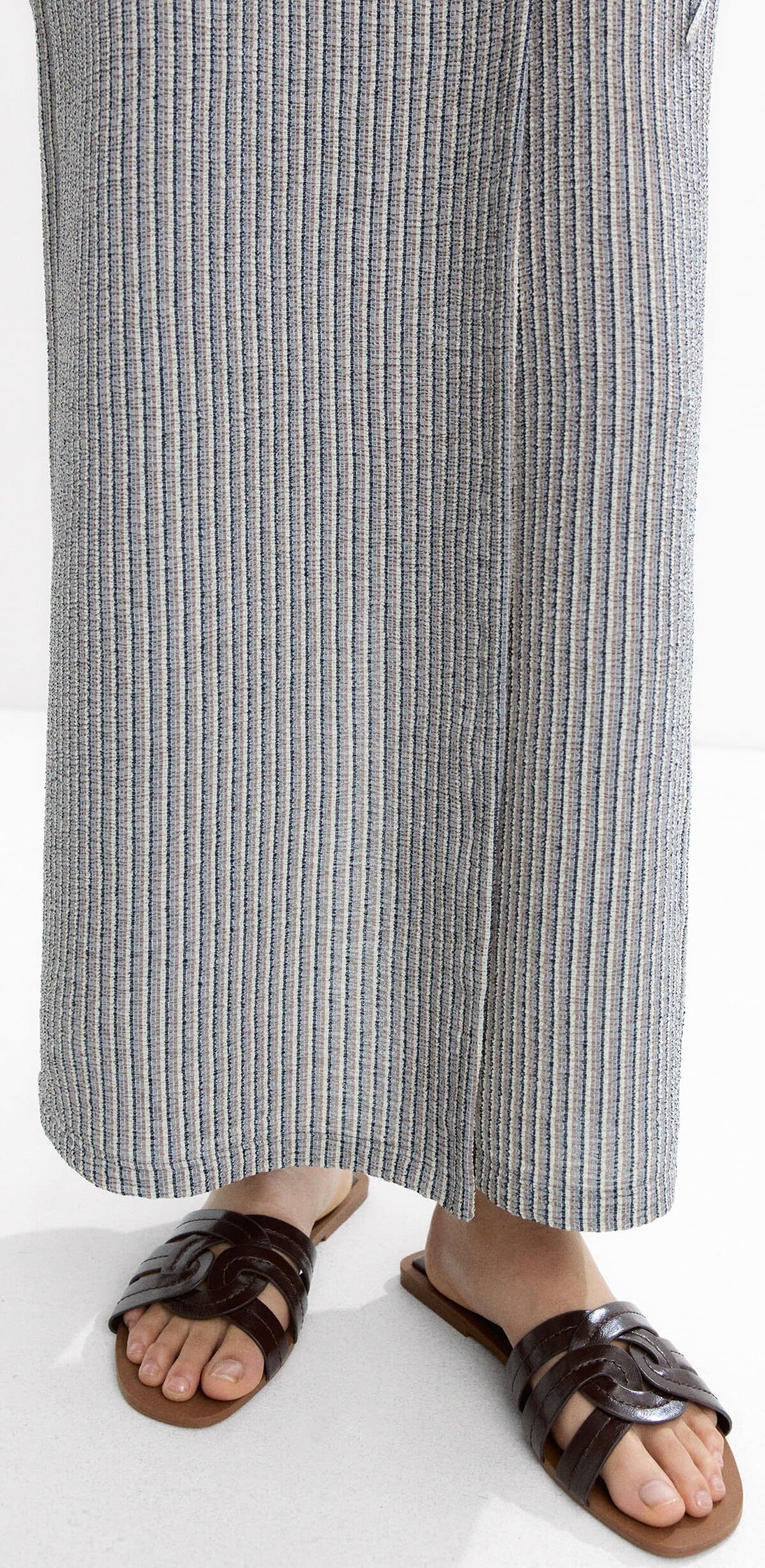 Las sandalias planas cruzadas en color marrón de Parfois