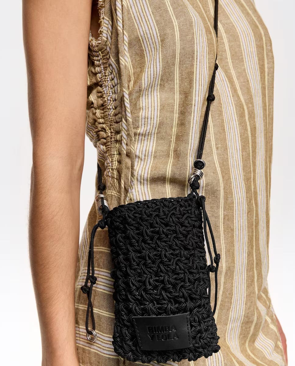 El bolso tipo bandolera para mujer lisa con logo en color negro de Bimba y Lola en El Corte Inglés