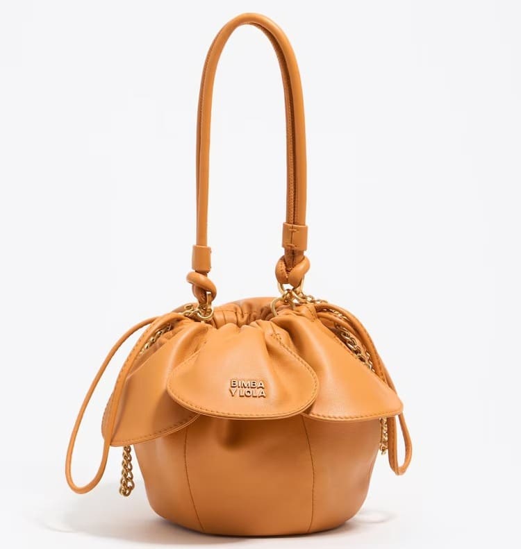 El bolso de hombro Pétalo de piel convertible a bandolera de Bimba y Lola en El Corte Inglés