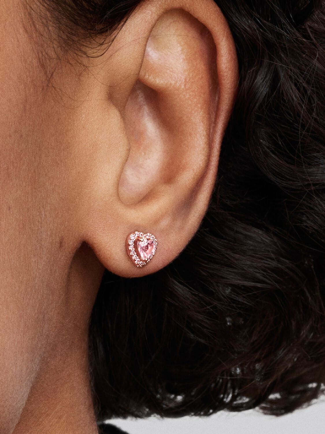 Los nuevos pendientes de Botón Corazón Elevado Rosa de Pandora