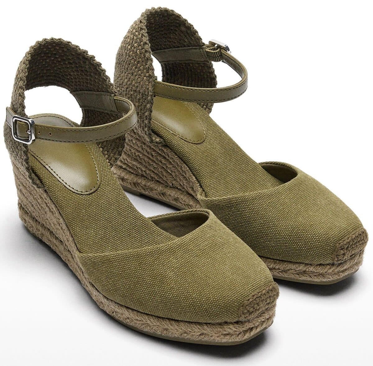 Las sandalias tipo cuñas monocromáticas en color caqui de Parfois