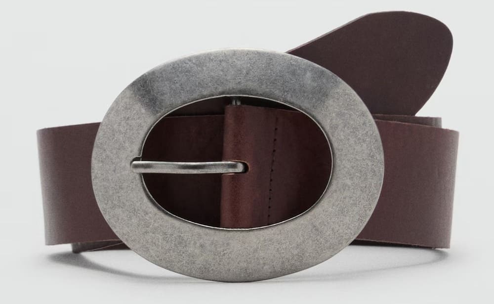 El cinturón de piel con hebilla redonda en color chocolate de Mango