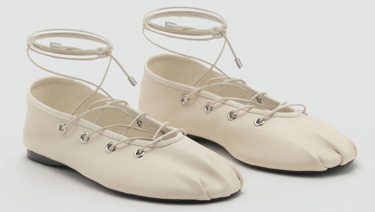 Los nuevos zapatos tipo bailarina de piel con tiras cruzadas de Mango