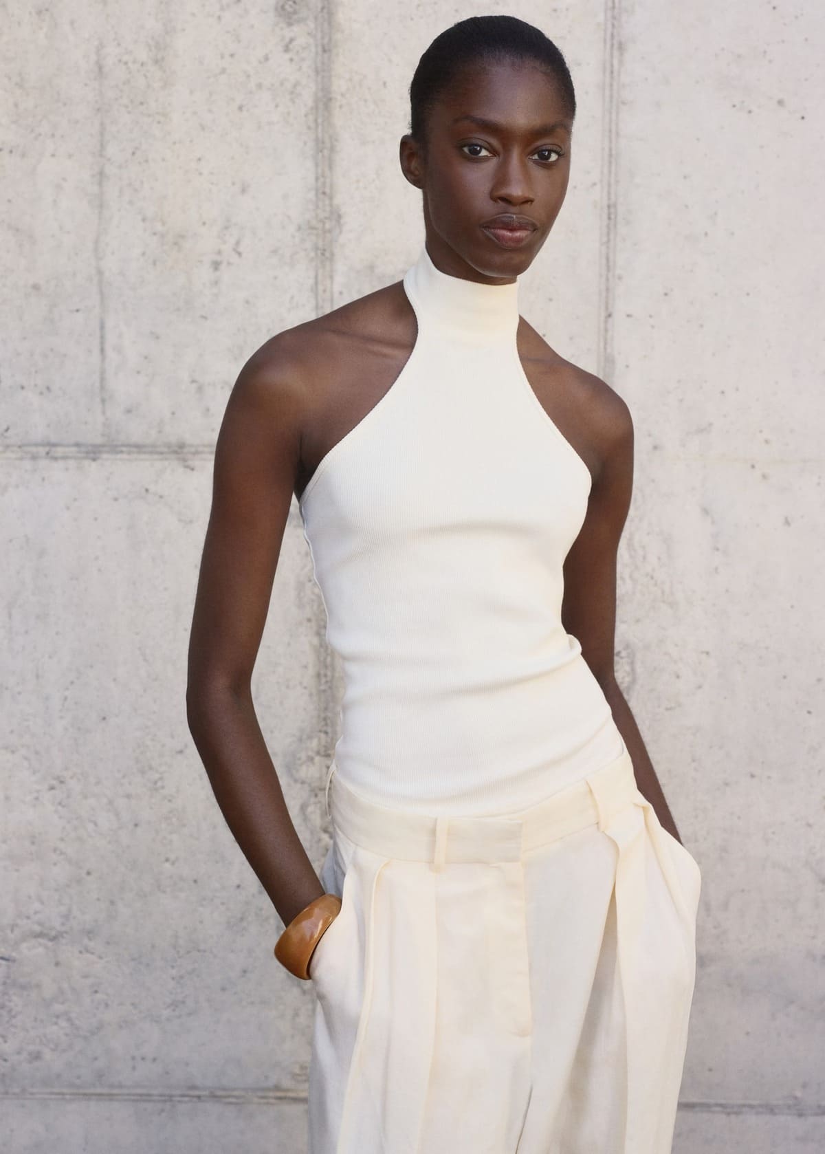 El top halter de punto en color crudo de Mango