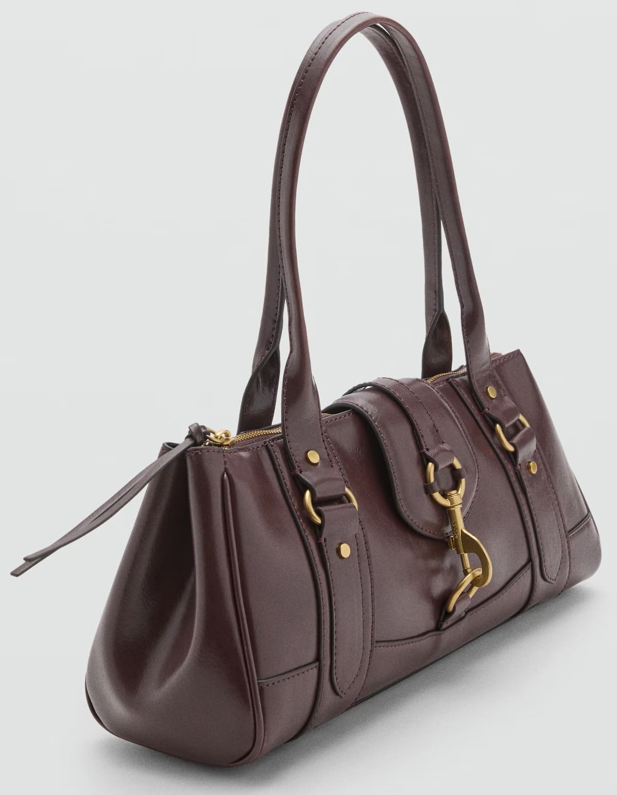 El nuevo bolso medio hombro con mosquetón en color chocolate de Mango