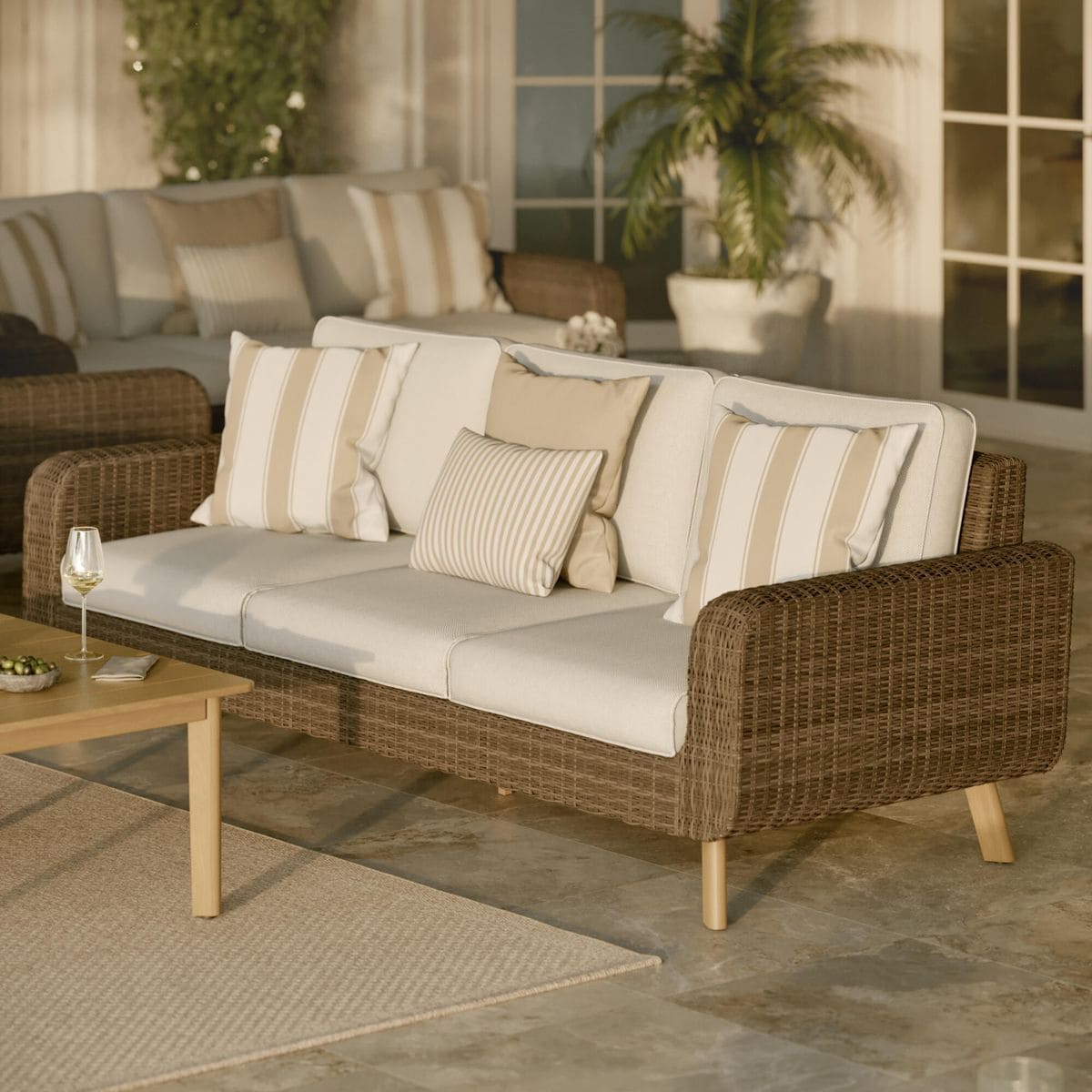 El sofá de porche con cojín de exterior de madera Bari en color gris de Leroy Merlin