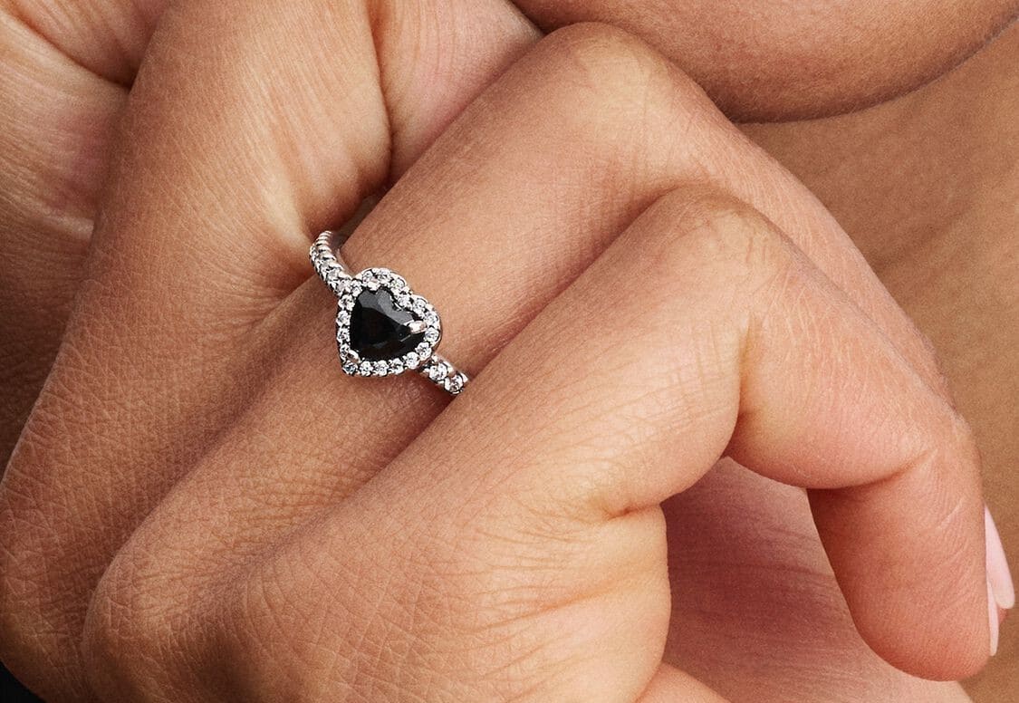 Anillo Corazón Negro Elevado de Pandora