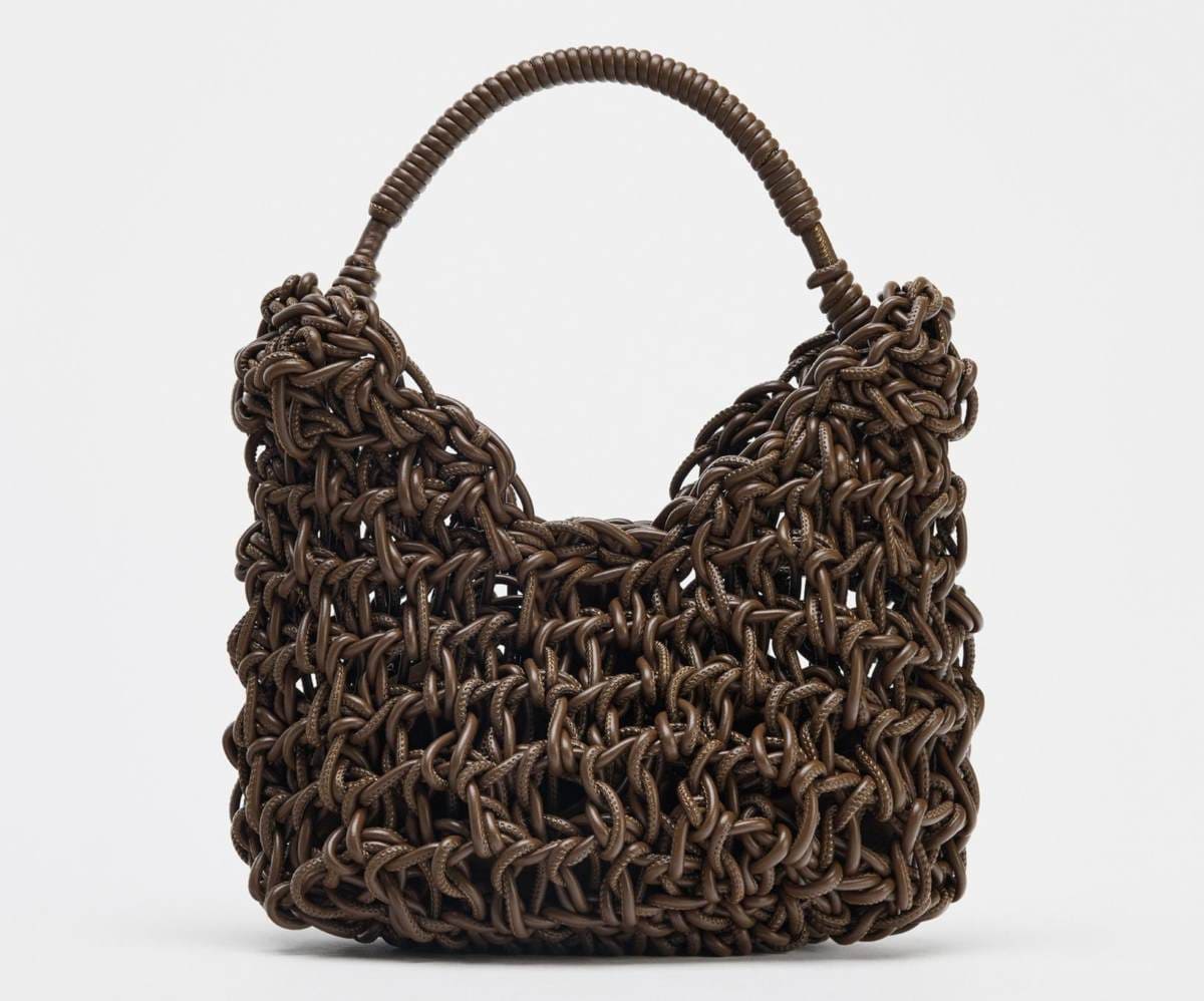 Bolso de mano trenzado pespuntes de Zara