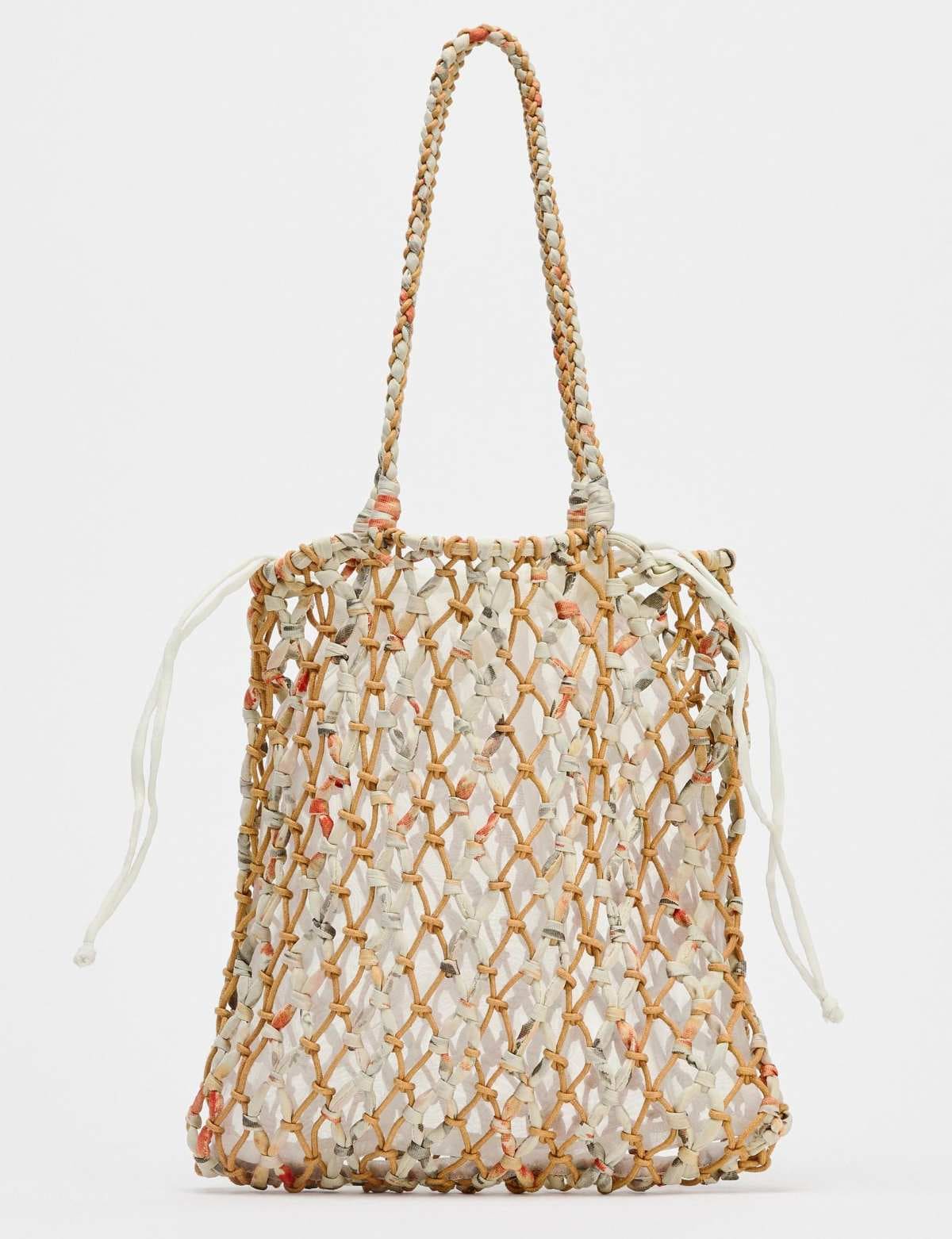 Bolso trenzado tejido de Zara