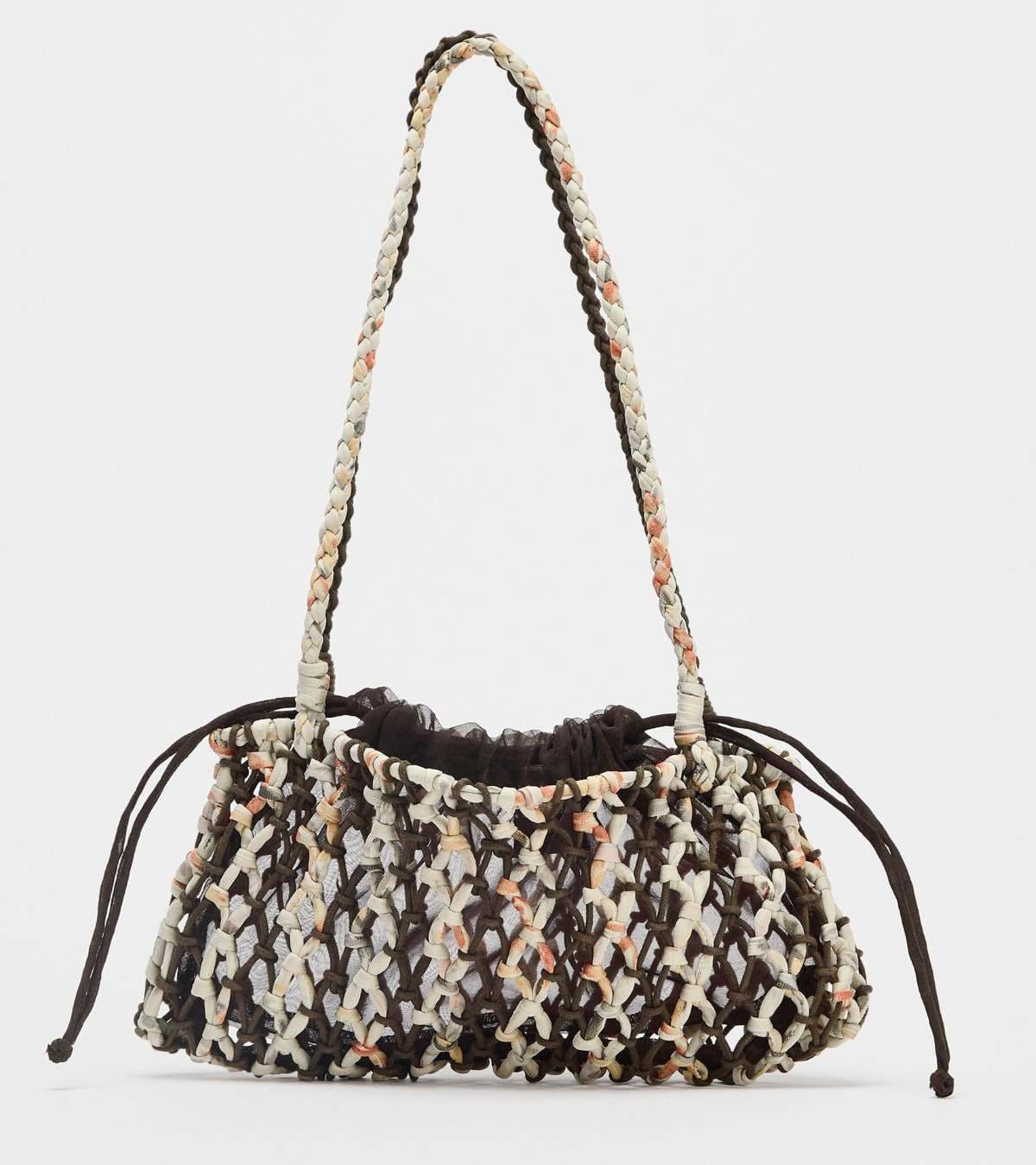 Mini bolso tejido trenzado de Zara