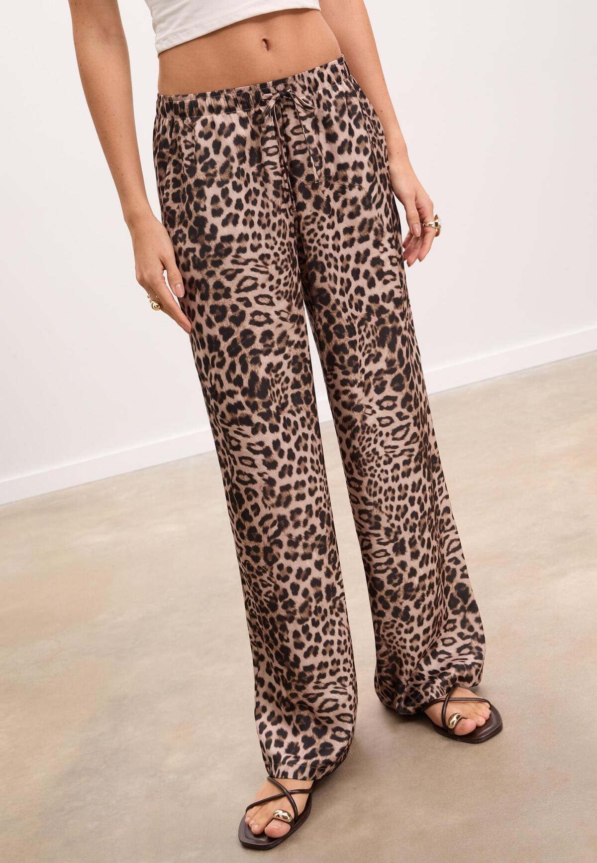Pantalón largo fluido y satinado con estampado de leopardo