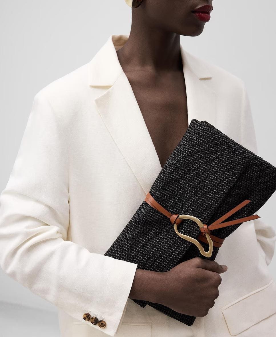 Bolso de mano tipo cartera con textura rafia, Adolfo Domínguez