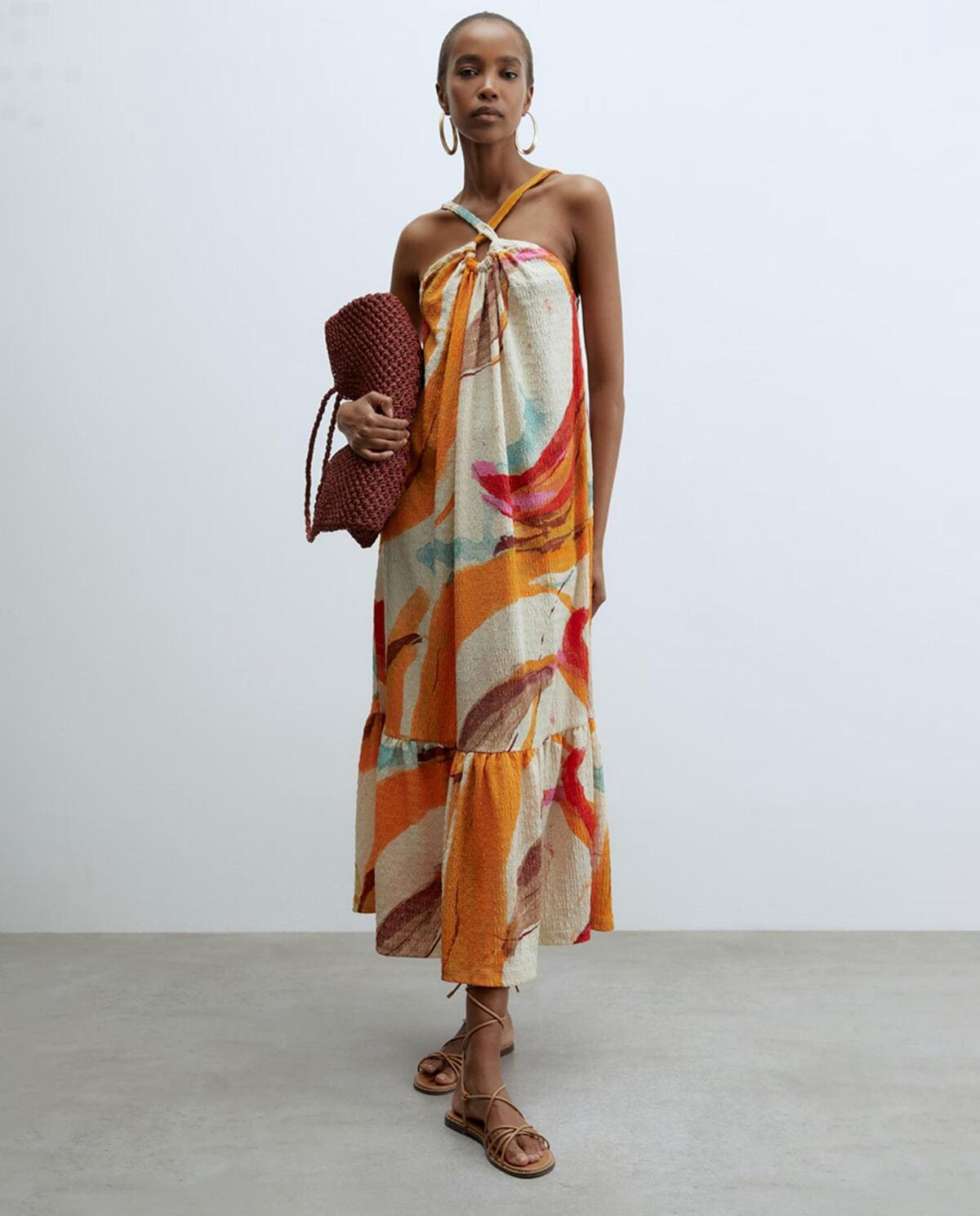 Vestido con estructura halter y estampado