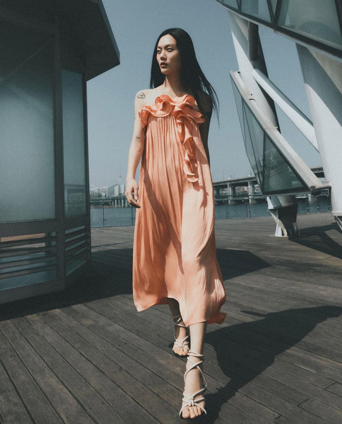 Vestido de tirantes con detalle de volante