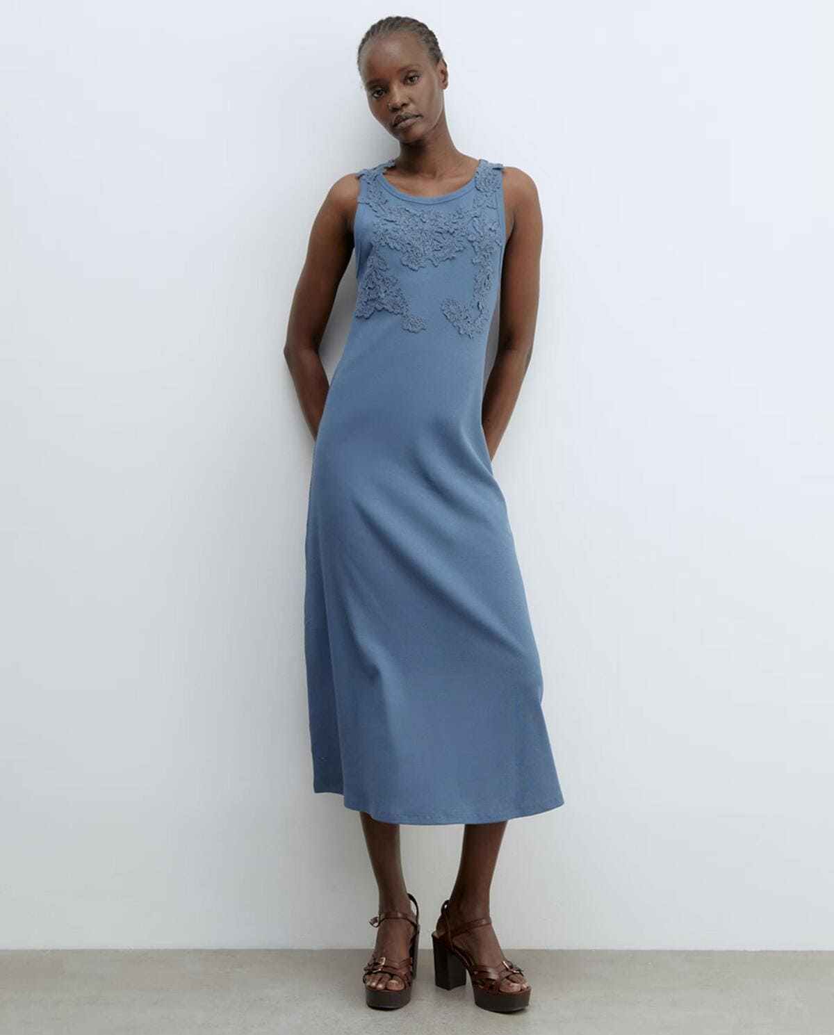 Vestido rib con detalle decorativo