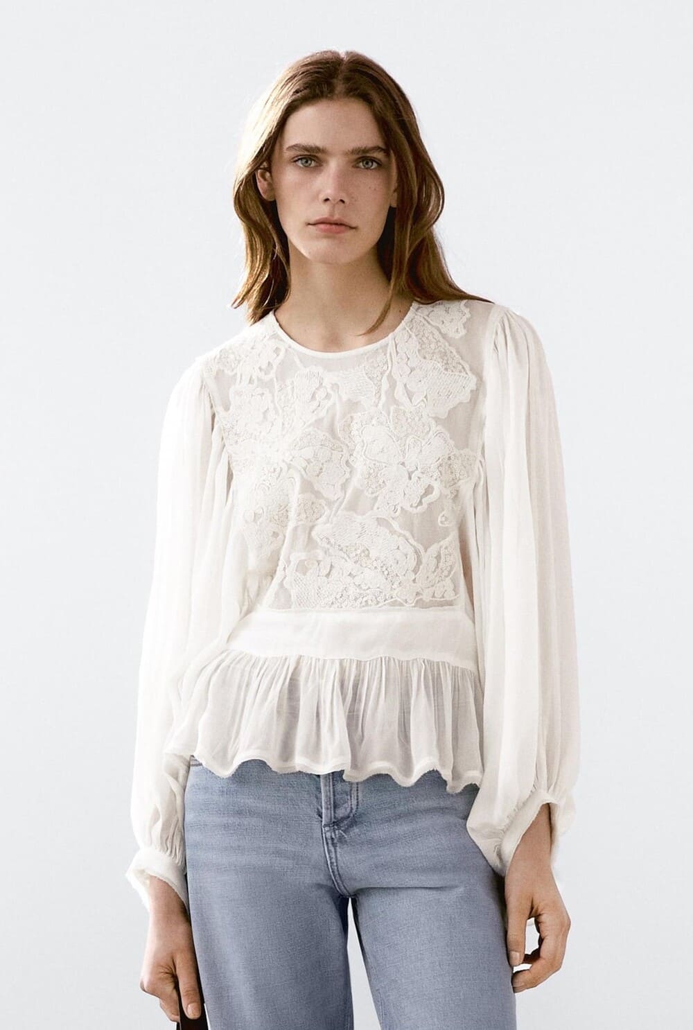 Blusa fluida con bordados peplum