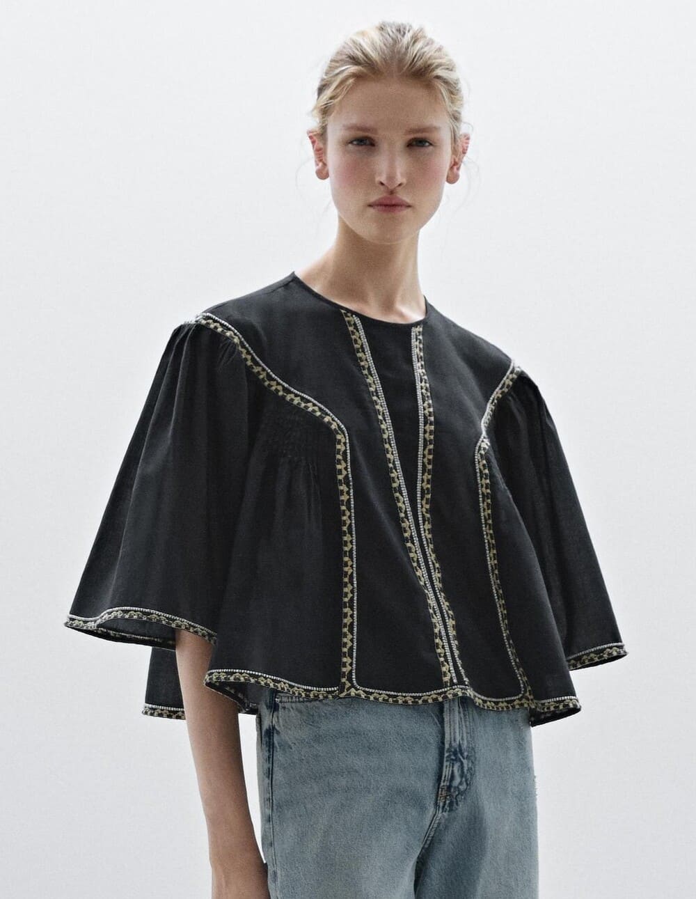 Blusa fluida con detalles bordados