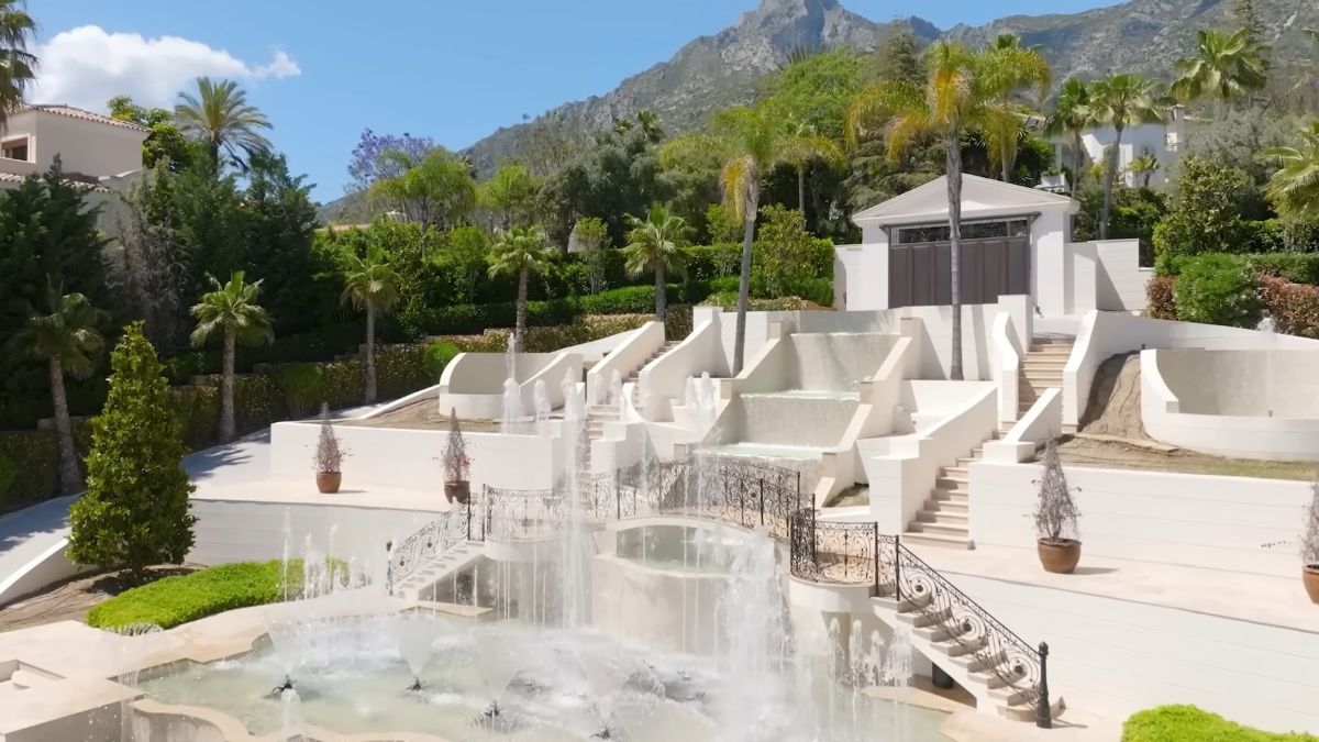 Entrada a la vivienda con recibidor exterior con fuentes