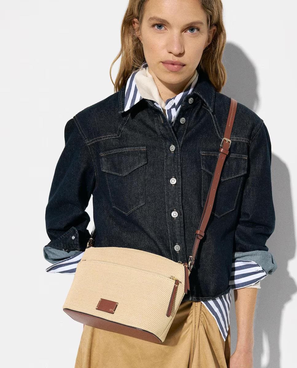 Bandolera con cierre de cremallera y varios compartimentos en liso