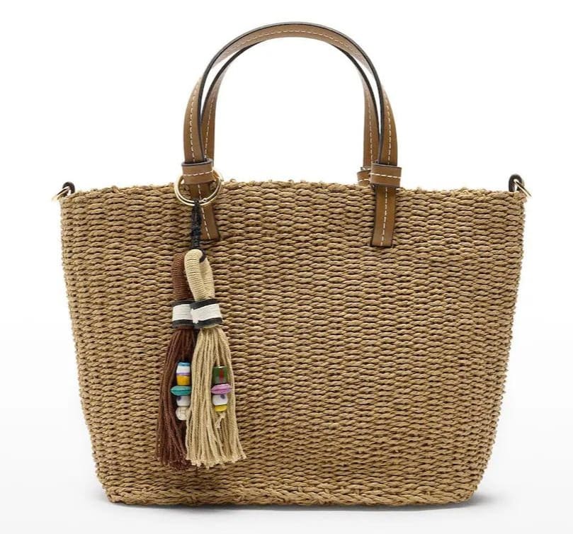 Bolso de mano estilo tote efecto rafia con cierre de cremallera y colgante decorativo