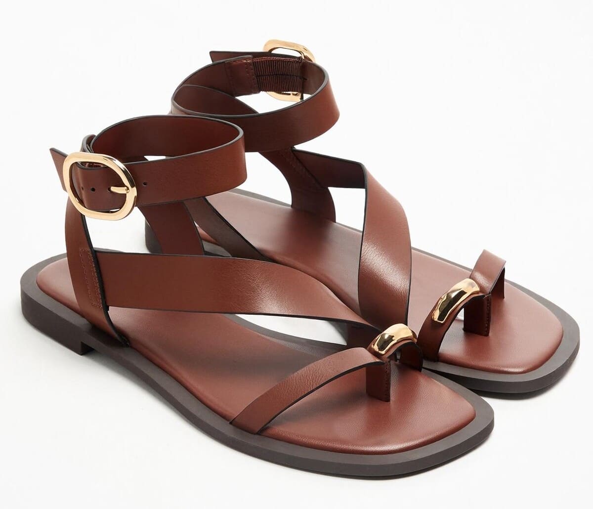 Sandalia plana con hebilla