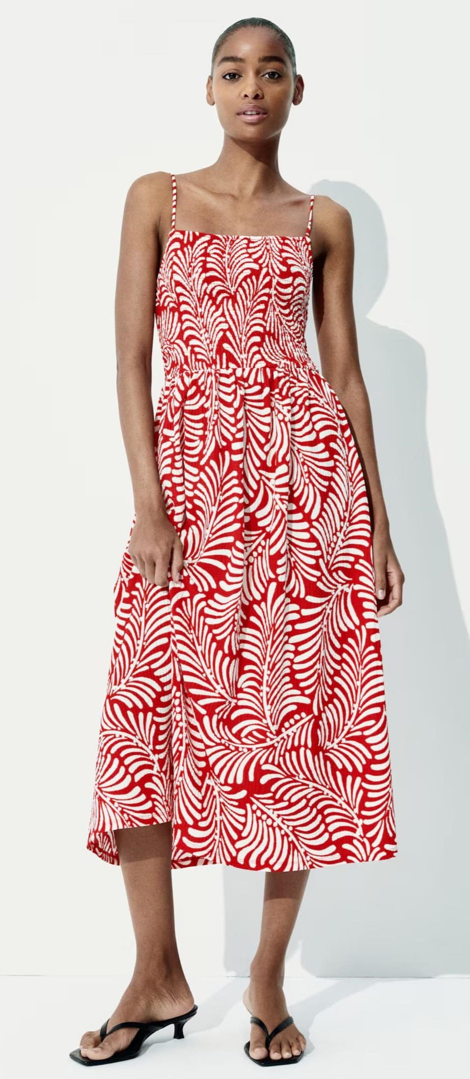 Vestido de tirantes con cuerpo nido de abeja (2)