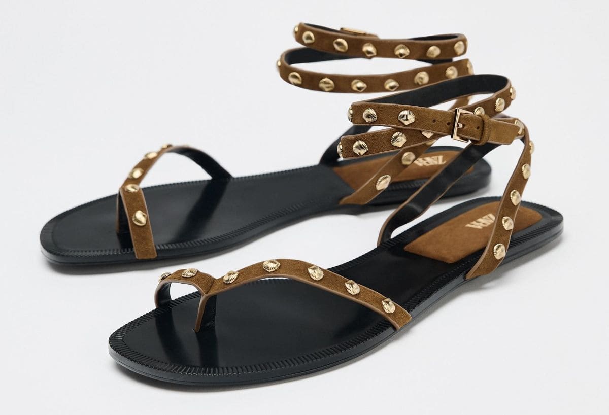 Sandalia tiras tachas piel de Zara