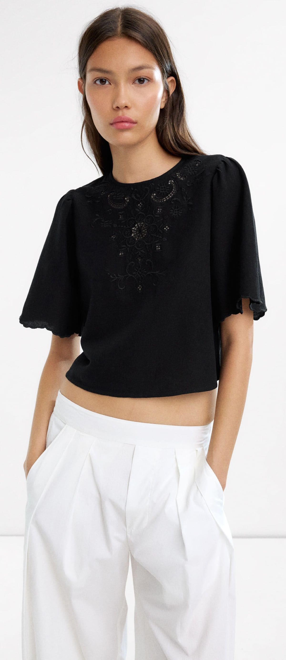 Blusa cropped con bordados de Parfois