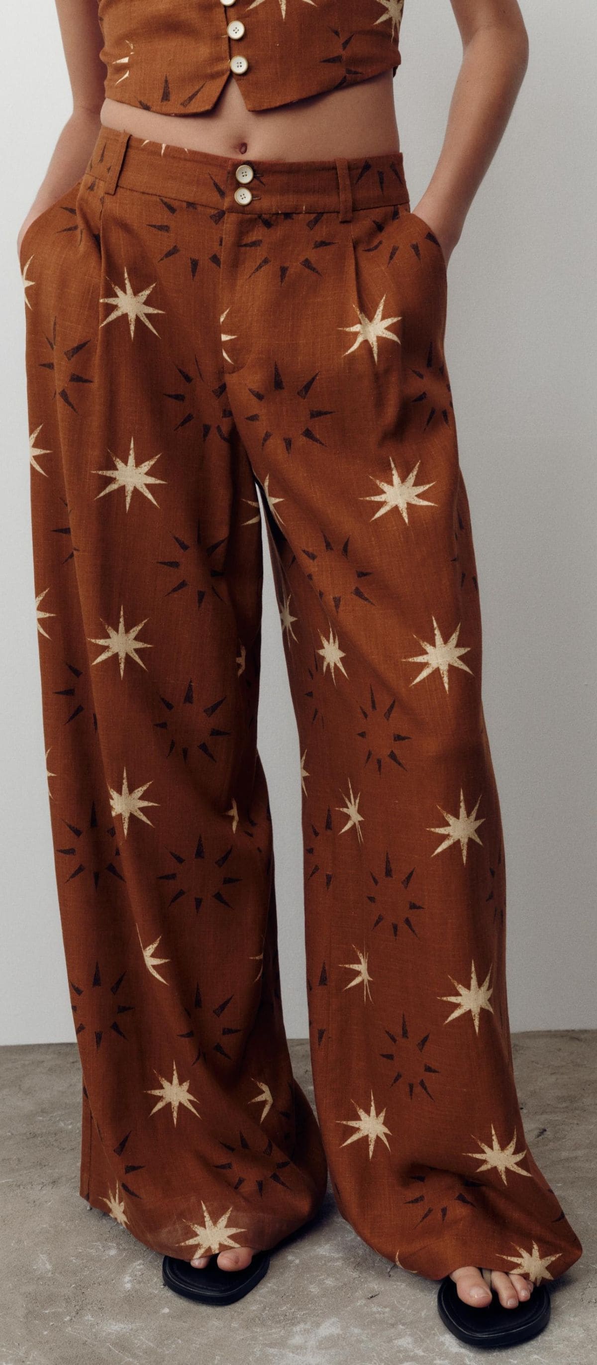 Pantalón ancho estampado con soles en lino de Zara