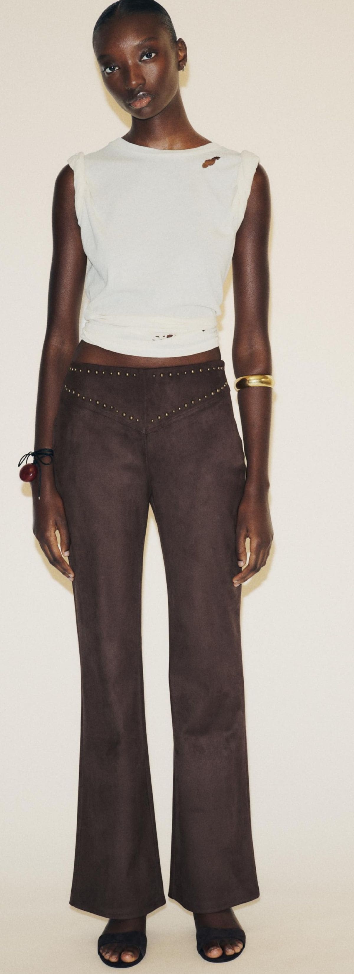 Pantalón flare efecto ante con tachas de Zara